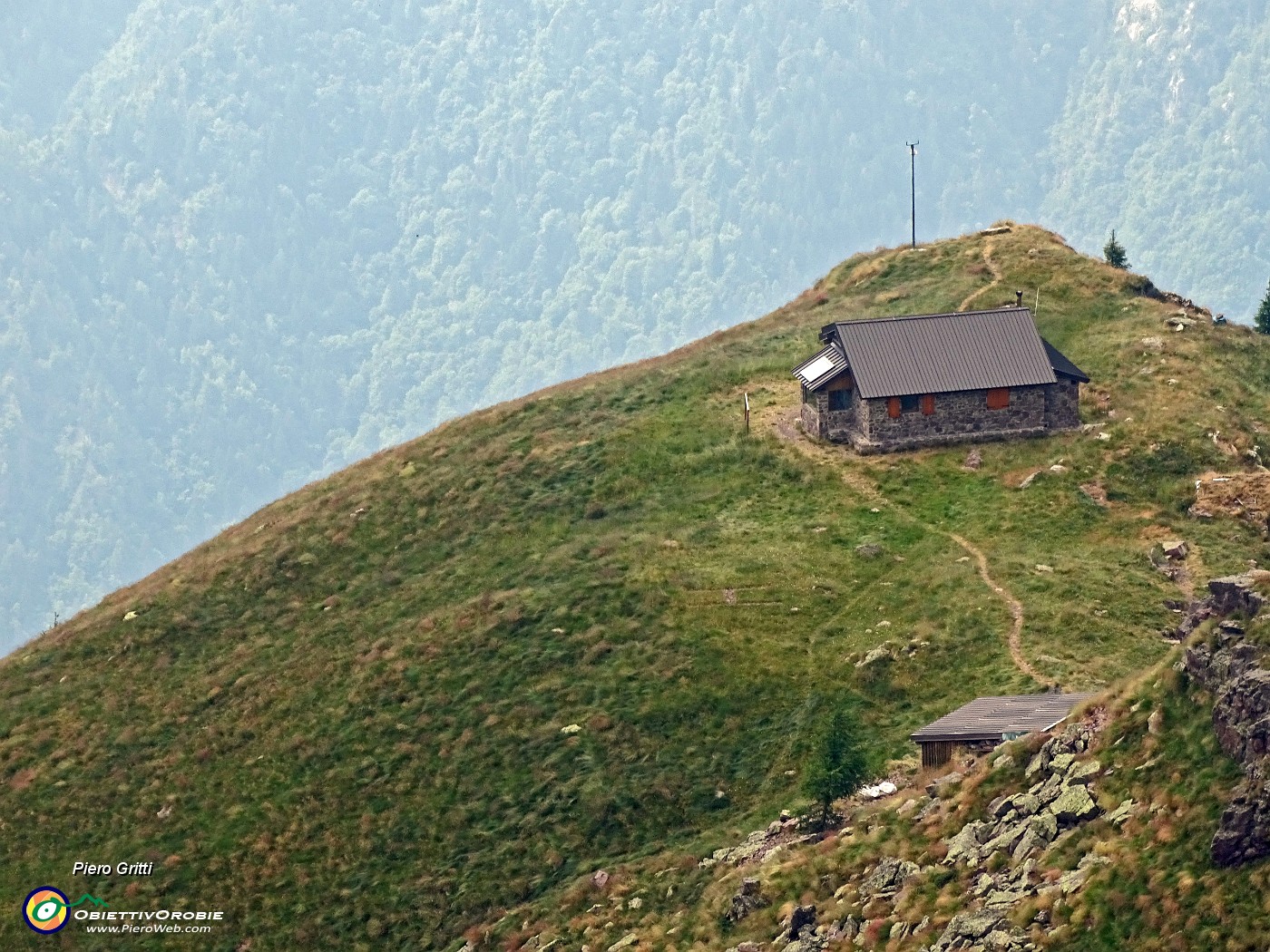 71 Uno sguardo al Bivacco dei Tre Pizzi (2050 m).JPG -                                